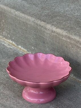 TARGET/ “THRESHOLD” PINK PEDESTAL SCALLOPED STONEWARE SERVING BOWL